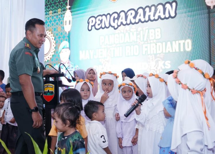 Pangdam I/BB, Mayjen TNI Rio Firdianto (kiri) saat bernyanyi bersama anak-anak prajurit pada Safari Ramadhan di Yonarmed 2/Kilap Sumagan, Kecamatan Deli Tua, Kabupaten Deli Serdang.(Satunusantara news/HO-Pendam I/BB).