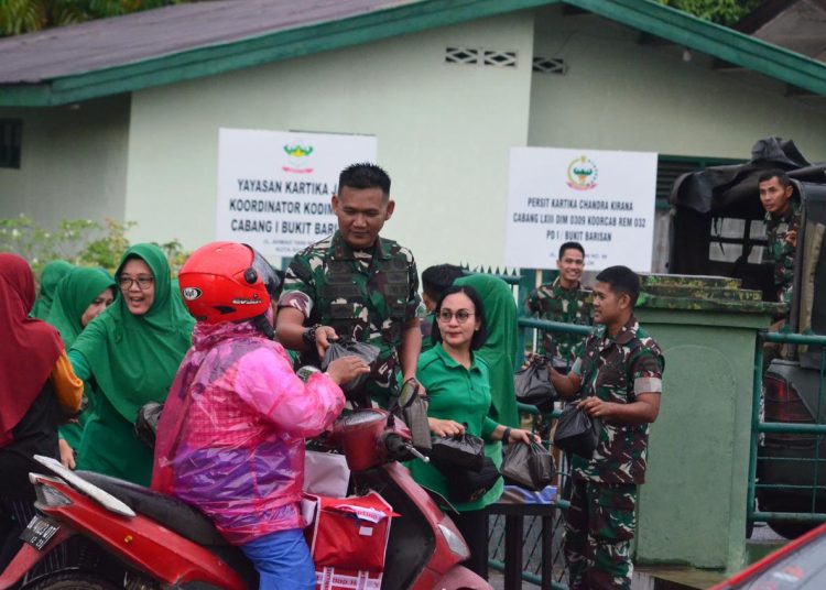 Dandim 0309/Solok Letkol Kav Sapta Raharja (tengah) saat membagikan takjil kepada para pengendara yang melintasi Jalan A. Yani tepatnya di depan Makodim 0309/Solok.(Satunusantara news/HO-Kodim 0309/Solok).