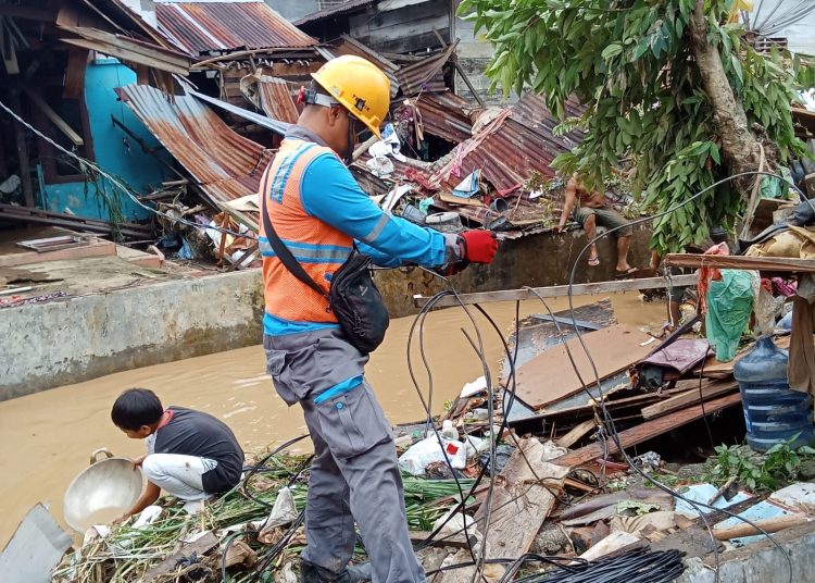 Petugas UP3 Padangsidimpuan  sedang melakukan penarikan kabel untuk membantu pembersihan lokasi akibat banjir di Padangsidimpuan.(Satunusantara news/HO-Humas PLN UID Sumut).