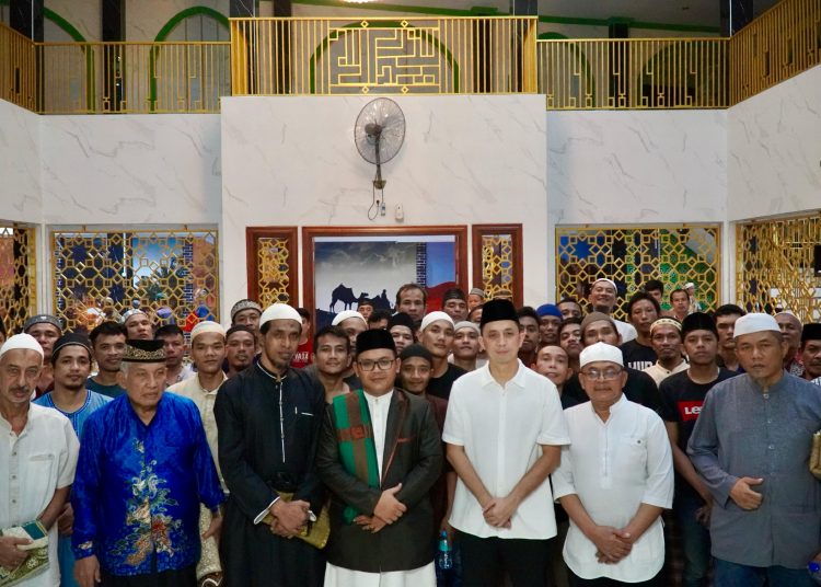 Kepala Rutan Kelas I Medan, Andi Surya (nomor tiga dari kanan) saat menghadiri acara memperingati malam Nuzulul Qur’an yang jatuh pada malam 17 Ramadhan, Minggu (16/03). (Satunusantar news/HO-Humas Rutan Medan).