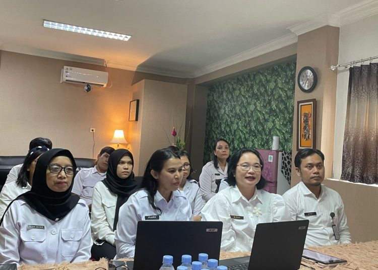 Kakanwil Kementerian HAM Sumut, Flora Nainggolan (tengah) saat memberikan penguatan kepada seluruh jajaran ASN Kementerian HAM wilayah Sumut dan wilayah kerja Kepulauan Riau secara hybrid. (Satunusantara news/HO-Kementerian HAM Sumut).