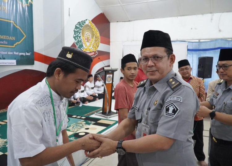 Kepala Seksi Pengelolaan Rutan Kelas I Medan, Muslim Mubarok (kanan) pada pembukaan Pesantren Kilat Ramadhan Gelombang ke-2 bagi Warga Binaan muslim, di Aula Sahardjo Rutan Medan.(Satunusantara news/HO-Humas Rutan Medan).