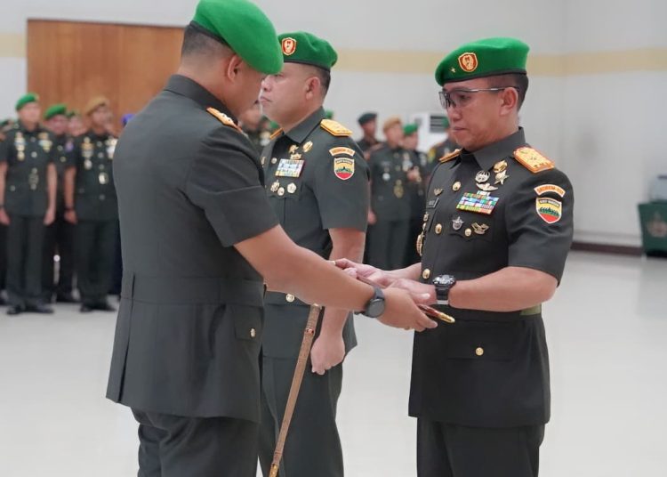 Pangdam I/BB, Mayjen TNI Rio Firdianto (kiri) saat menyerahkan tongkat komando kepada Danrem 032/Wirabraja, Brigjen TNI Mahfud (kanan) di memimpin serah terima jabatan (sertijab) Danrem 032/Wirabraja  di Aula Balai Prajurit Makodam I/BB.(Satunusantara news/HO-Penrem 032/Wbr).