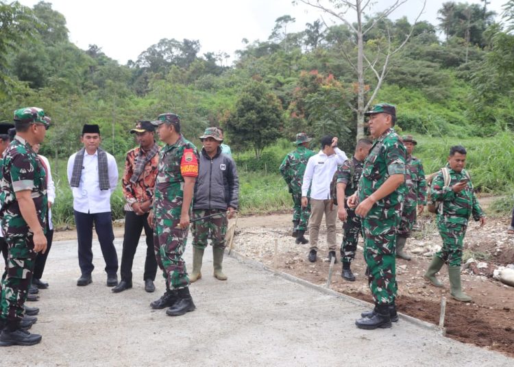 Kasdam I/BB, Brigjen TNI Arif Hartoto (kiri) saat meninjau pelaksanaan kegiatan TMMD ke-123 Kodim 0304/Agam di Jorong Koto Ilalang, Nagari Balingka, Kabupaten Agam, Sumatera Barat.(Satunusantara news/HO-Pendam I/BB).