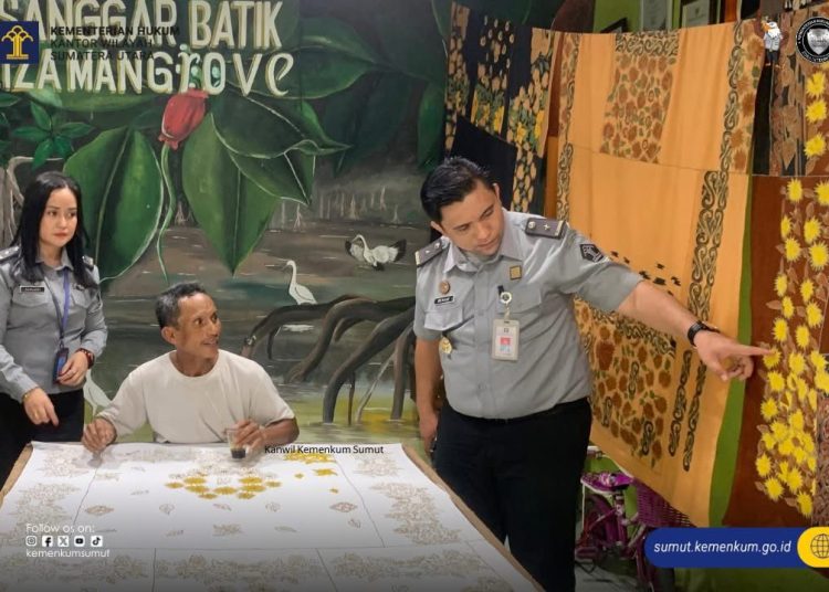 Kepala Bidang Pelayanan Kekayaan Intelektual, Berkat Elhan Harefa (kanan) saat melakukan kunjungan ke Kampung Batik Pematang Johar, Kabupaten Deli Serdang.(Satunusantara news/HO-Humas 
 Kemenkum Sumut).