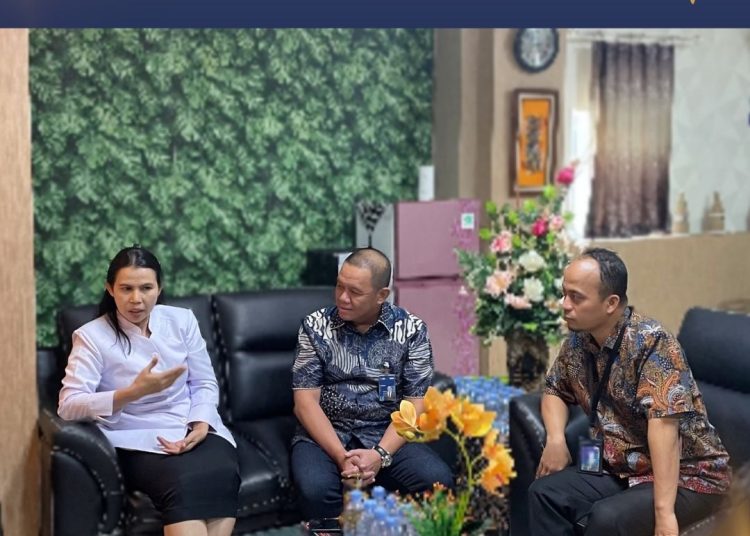 Kakanwil Kementerian HAM Sumut, Flora Nainggolan (kiri) saat menerima audesi Pihak BRI Regional Office Medan, diwakili oleh Herdiman, sebagai Regional Consumer Banking Head 
RCBH RO Medan.(Satunusantara news/HO-Kementerian HAM Sumut).