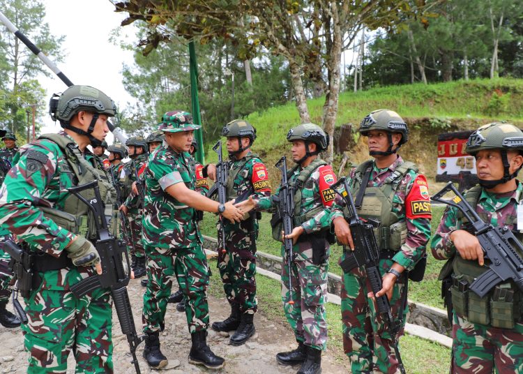 Pangdam I/BB,  Mayjen TNI Rio Firdianto (tengah) saat melakukan kunker ke lokasi Latihan Proglatsiapops Satgas Pamtas Statis RRI-PNG Yonif 126/KC di Aek Natolu, Kabupaten Toba(Satunusantara news/HO- Pendam I/BB).