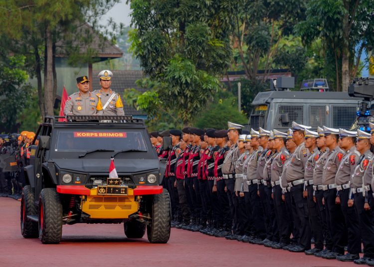 Kapolda Sumut, Irjen. Pol. Whisnu Hermawan Februanto (kiri)  saat memeriksa pasukan pada  Apel Gelar Pasukan "Operasi Ketupat Toba 2025" di Lapangan KS Tubun Mapolda Sumut.(Satunusantara news/HO-Humas Polda Sumut).