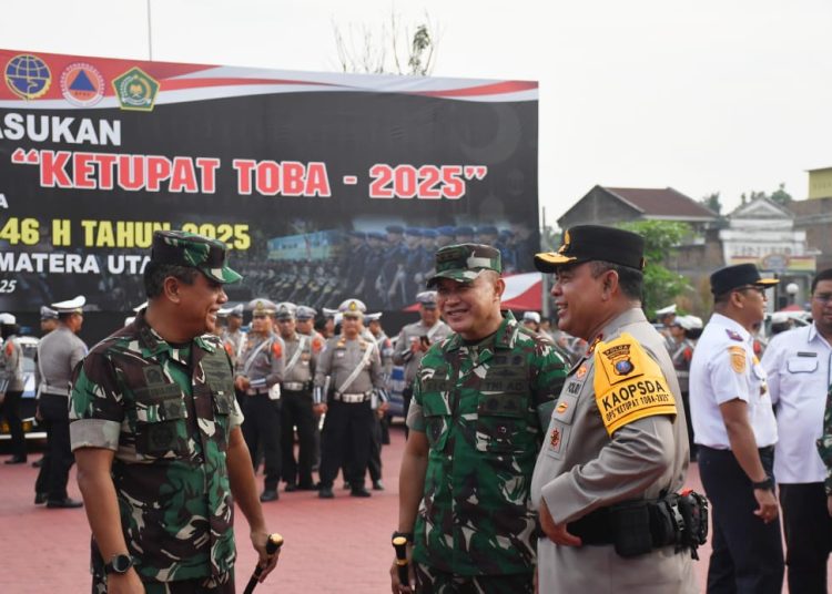 Pangdam I/BB,  Mayjen TNI Rio Firdianto  (tengah) saat menghadiri Apel Gelar Pasukan Operasi Kepolisian Terpusat " Ketupat Toba 2025 " di Lapangan KS Tubun, Mapolda Sumut.(Satunusantara news/HO-Pendam I/BB).