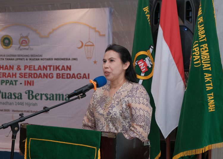 Kakanwil Kementerian HAM Sumut,  Flora Nainggolan, saat menyampaikan pengarahan pada acara  berbuka puasa bersama dan Penyambutan Notaris Baru Kabupaten Serdang Bedagai.(Satunusantara news/HO-Kementerain HAM Sumut).