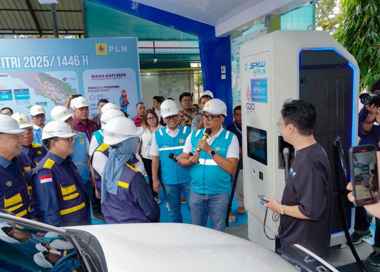 General Manajer PLN UID Sumut, Agus Kuswardoyo (tengah) bersama rombongan Kementerian ESDM  dan  BPH Migas, saat berbincang  dengan pelanggan SPKLU.(Satunusantara news/HO-Humas PLN UID Sumut).