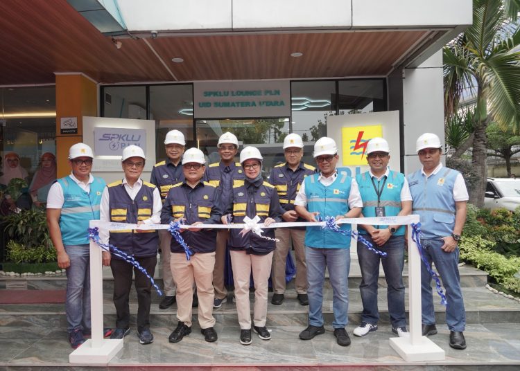 Direktur Manajemen Pembangkit PT PLN (Persero), Adi Lumakso, bersama Kepala BPH Migas/Ketua Komite BPH Migas, Erika Retnowati, dan Direktur Jenderal Ketenagalistrikan Kementerian ESDM, Jisman P. Hutajulu, serta General Manajer PLN UID Sumut, Agus Kuswardoyo, saat meresmikan Lounge SPKLU, yang ditandai dengan pengguntingan pita.(Satunusantara news/HO-PLN UID Sumut).