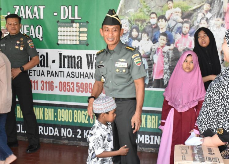 Kaajendam I/BB, Kolonel Caj Irfan Ilhamsyah (tengah)  saat memberikan bantuan sembako  kepada anak-anak di Panti Asuhan Al-Marhamah, Jalan Garuda, Kecamatan Medan Sunggal, Kota Medan.(Satunusantara news/HO-Ajendam I/BB).,