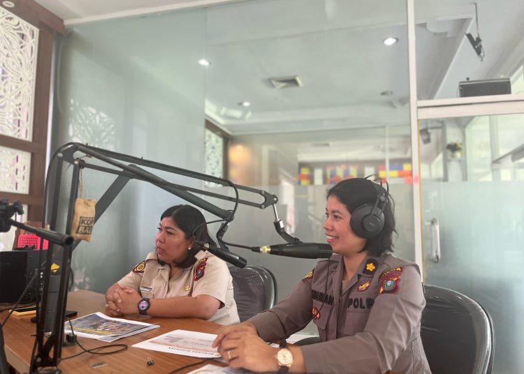 Kasubbagdiapres Bagdalpers Ro SDM Polda Sumut, Kompol Lastiar Siburian (kanan) saat menjadi narasumber dalam dialog interaktif Hallo Polisi di RRI Medan.(Satunusantara news/HO-Humas Polda Sumut).