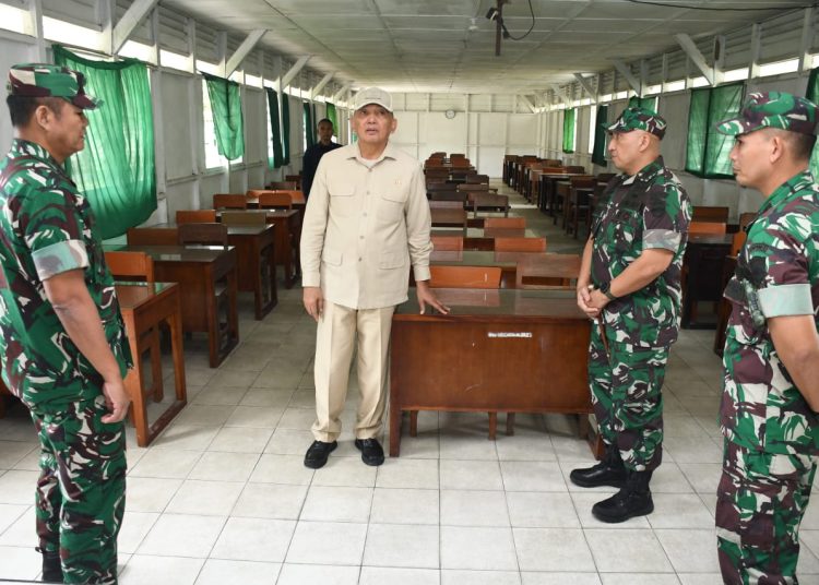 Menteri Pertahanan, Letjen TNI (Purn) Sjafrie Sjamsoeddin, (tengah) saat meninjau fasilitas  pendidikan, termasuk barak siswa, ruang kelas, ruang makan, serta dapur di Rindam I/BB di Pematangsiantar.(Satunusantara news/HO-Pendam I/BB).