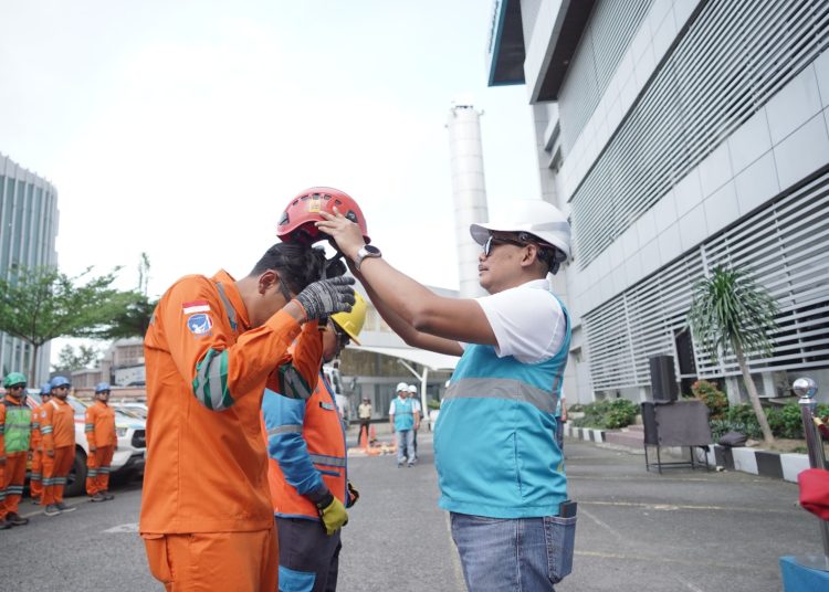 General Manajer PLN UID Sumut, Agus Kuswardoyo  (kanan) saat memasangkan helm kepada salah seorang personel PDKB sebagai tanda kesiapan petugas dengan penggunaan APD yang lengkap.(Satunusantara news/HO-Humas PLN UID Sumut).