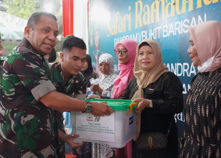 Irdam I/Bukit Barisan, Brigjen TNI Josafath M Robert Duka (kiri) saat menyerahkan bantuan sembako kepada warakawuri pada kegiatan Safari Ramadhan.(Satunusantara news/HO-Pendam I/BB).