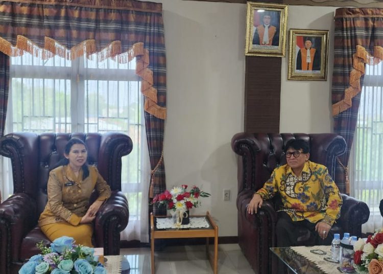 Kakanwil  Kementerian HAM Sumut, Flora Nainggolan (kiri) saat melakukan audiensi dengan Ketua Pengadilan Tinggi Medan, Siswamdriyono, di Pengadilan Tinggi Medan.(Satunusantara news/HO-Kanwil Kementerian HAM Sumut).