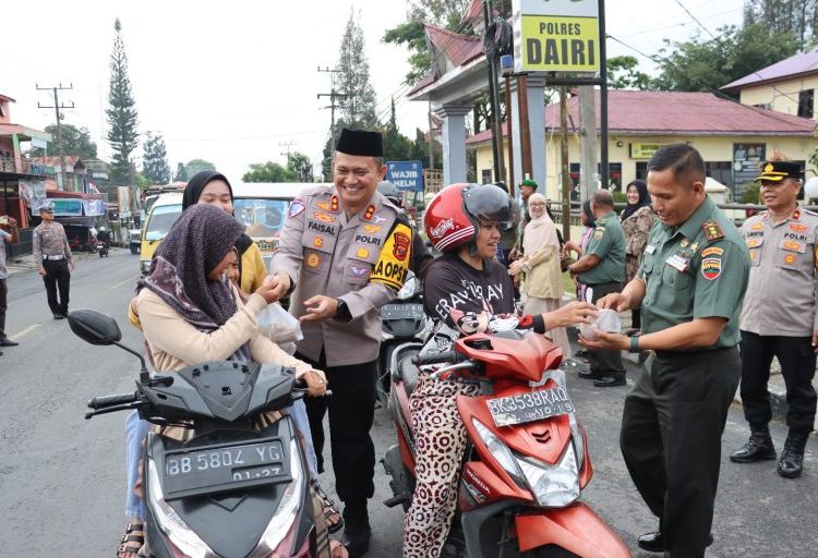 Dandim 0206/Dairi Letkol Inf Goklas Pirtahan Silaban, bersama Kapolres Dairi AKBP Faisal Andri Pratomo, saat membagikan takjil  di Mapolres Dairi,.(Satunusantara news/HO-Kodim 0206/Dairi).