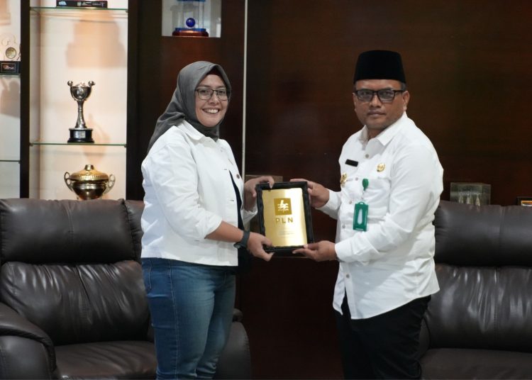 Manajer PLN UP3 Padangsidimpuan, Yessi Indra (kiri) saat menyerahkan cendramata kepada  Wali Kota Padangsidimpuan, Dr. H. Letnan Dalimunthe, SKM, M.Kes. (Satunusantara news/HO-Humas PLN UID Sumut).