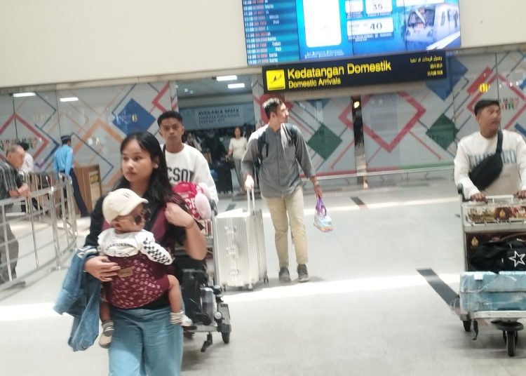 Penumpang pesawat H-4 Idul Fitri 1446 Hijriah di Bandara Internasional Kualanamu Kabupaten Deli Serdang.(Satunusantara news/Munawar).