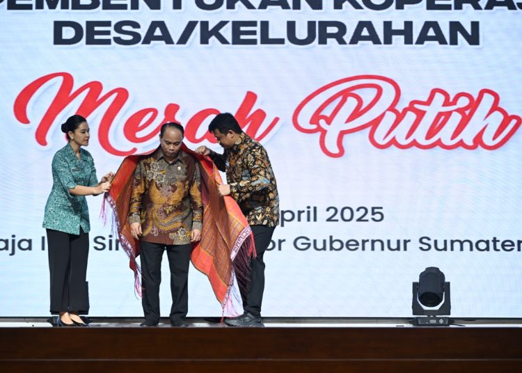 Gubernur Sumut, Bobby Nasution, bersama Ketua TP PKK Sumut, Kahiyang Ayu, saat mengulosi Menteri Koperasi dan UMKM, Budi Arie Setiadi, pada acara Sosialisasi Pembentukan Koperasi Desa/Kelurahan Merah Putih di Aula Raja Inal Siregar, Kantor Gubernur Sumut.(Satunusanntara news/HO-Diskominfo Sumut).