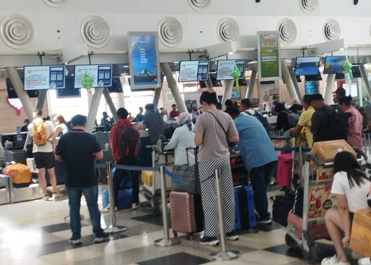 Penumpang pesawat H+7 pada Idul Fitri 1446 Hijriah di Bandara  Internasional Kualanamu, Kabupaten Deli Serdang.(Satunusantara news/Munawar).