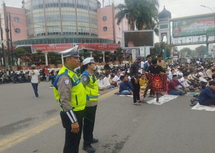 Personel Polrestabes Medan, saat  mengawal pelaksanaan Shalat Idulfitri 1446 Hijriah yang digelar di Jalan SM Raja, persisnya berada di depan Masjid Raya Al- Mashun Medan.(Satunusantara news/Munawar).