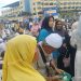 Pengemis berharap dapat rezeki usai Shalat Idulfitri di Masjid Al-Mansun Medan