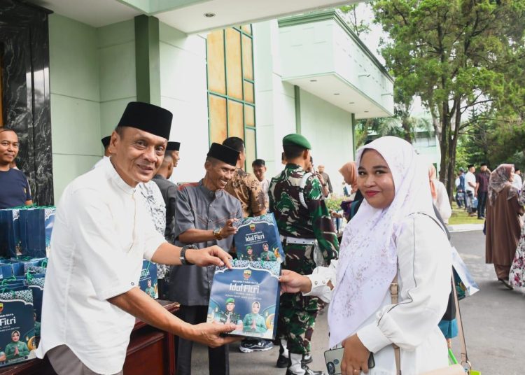 Kodam I/BB melaksanakan pembagian bingkisan kepada masyarakat usai pelaksanaan Shalat Idulfitri 1446 Hijriah Makodam I/BB.(Satunusantara news/HO-Pendam I/BB).
