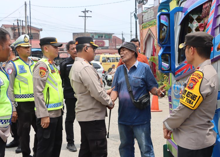 Kapolrestabes Medan Kombes Pol Gidion Arif Setyawan  (tengah) saat  mengecek bus angkutan pada H+2 Idul Fitri 1446 H,  usai meninjau Pos Yan Hillpark, Sibolangit, Kabupaten Deli Serdang (Satunusantara news/HO-Polrestabes Medan).