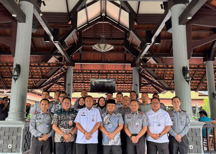 Karutan Kelas 1 Medan, Andi Surya (nomor satu dari kanan) saat mengikuti silaturahim 
Idul Fitri 1446 Hijriah dengan Wakil Ketua Komisi XIlI DPR RI, Sugiat Santoso, di Kantor Ditjen PAS Sumut.(Satunusantara news/HO-Rutan Medan).
