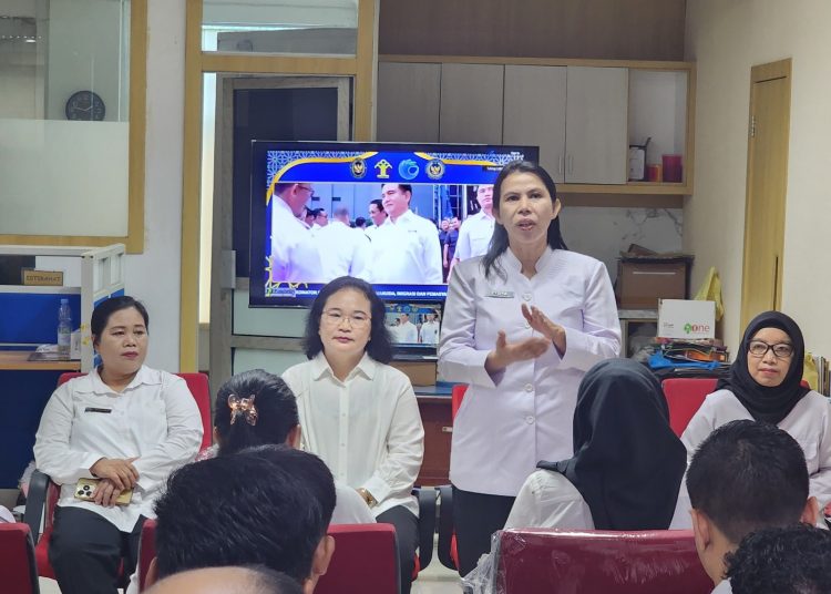 Kakanwil KemenHAM Sumut-Kepri, Flora Nainggolan (berdiri) saat memberikan pengarahan kepada jajaran mengenai administrasi pegawai di lingkungan KemenHAM Sumut, dalam melanjutkan proses peralihan.(Satunusantara news/HO-Kanwil KemenHAM Sumut).