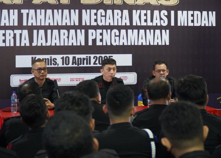 Kepala Rutan Kelas I Medan, Andi Surya (tengah) saat memimpin Rapat Dinas untuk memperkuat Tugas Pokok dan Fungsi Petugas Pengamanan. (Satunusantara news/HO-Rutan Medan).