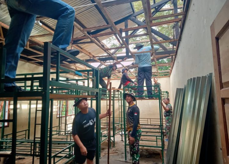 Personel Kodim 0309/Solok, saat merehab bangunan Panti Asuhan Muhammadiyah Bukit Kili, Nagari Koto Baru, Kecamatan Kubung, Kabupaten Solok.(Satunusantara news/HO-Kodim 0309/Solok).