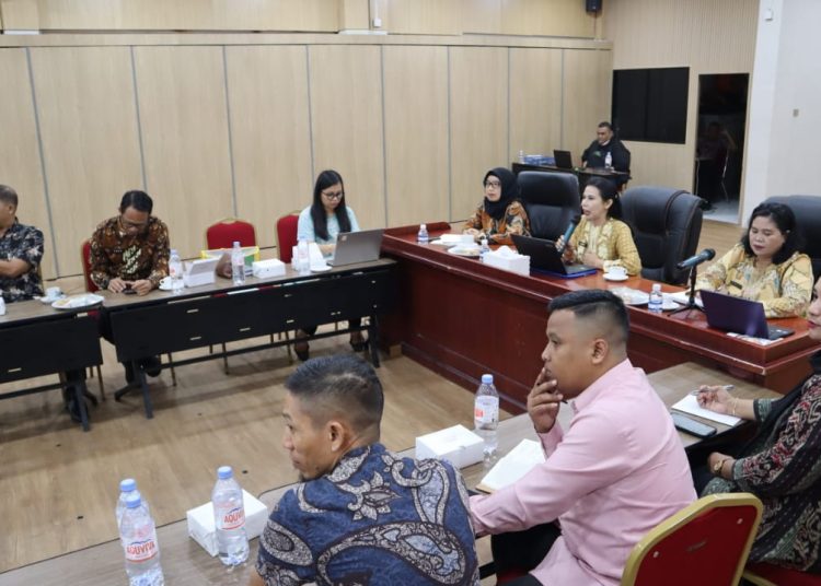 Kakanwil KemenHAM Sumut, Flora Nainggolan (nomor lima dari kiri) saat memimpin Rapat Persiapan Pelaporan Aksi HAM.(Satunusantara news/HO-Kanwil KemenHAM Sumut).