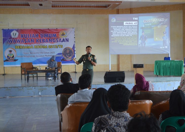 Dandim 0212/Tapsel, Letkol Arm Delli Yudha Adi Nurcahyo (tengah) saat  sebagai pembicara pada Kuliah Umum Wawasan Kebangsaan di IPTS Padangsidimpuan.(Satunusantara news/HO-Kodim 0212/Tapsel).
