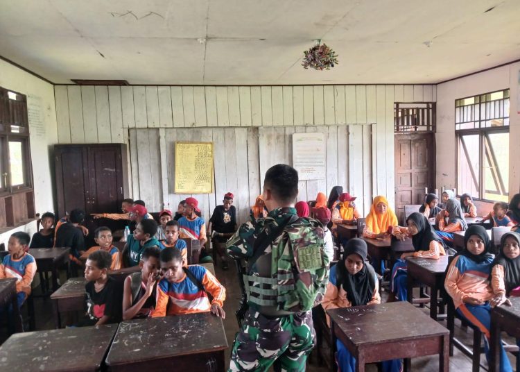 Personel Satgas Yonif 642/Kps Pos Kamundan, saat melaksanakan kegiatan mengajar  di SD Negeri Kalitami, Distrik Kamundan, Kabupaten Teluk Bintuni, Papua Barat.(Satunusantara news./HO-Pen Yonif 642/Kps).