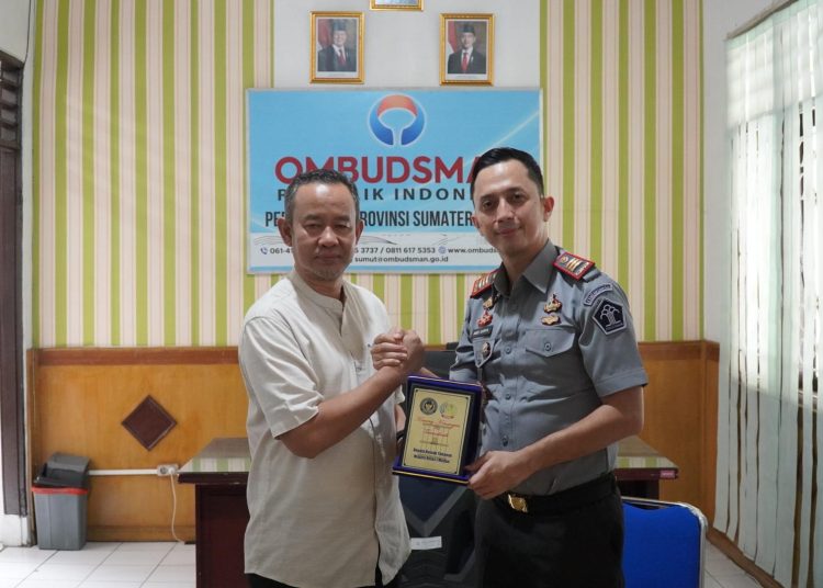 Kepala Rutan Kelas I Medan, Andi Surya (kanan) saat menyerahkan cendramata kepada  Kepala Ombudsman RI Perwakilan Sumut, Herdensi Adnin.(Satunusantara news/HO-Rutan Medan).