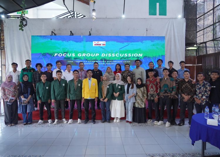 Manajer PLN UP3 Medan, Gebyar Pandito (tengah) bersama Manajer Komunikasi dan TJSl PLN UID Sumut Surya Sahputra Sitepu (nomor 6 dari kanan) saat foto bersama dengan peserta FGD  di Aula Mahabento UNPAB Medan.(Satunusantara news/HO-Humas PLN UID Sumut).
