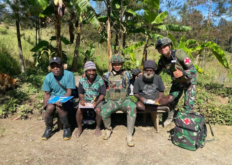 Personel Yonif 700/Wira Yudha Cakti, saat melaksanakan kegiatan anjangsana  dengan warga di  Kampung Wako, Distrik Gome, Papua.(Satunusantara neww/HO-Satgas Yonif 700/ Yudha Wira Cakti).