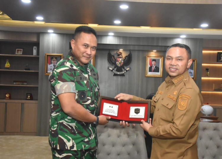 Pangdam I/BB,  Mayjen TNI Rio Firdianto (kiri) saat menyerahkan cendramata kepada  Gubernur Riau, H. Abdul Wahid (kanan) di Kantor Gubernur Riau.(Satunusantara news/HO-Pendam I/BB).