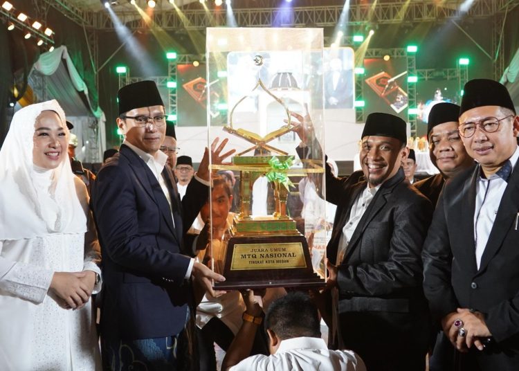 Wali kota Medan, Rico Waas (kiri) saat menyerahkan Piala MTQ ke-58 Kota Medan kepada pemenang  MTQ. (Satunusantara news/HO-PLN UID Sumut).