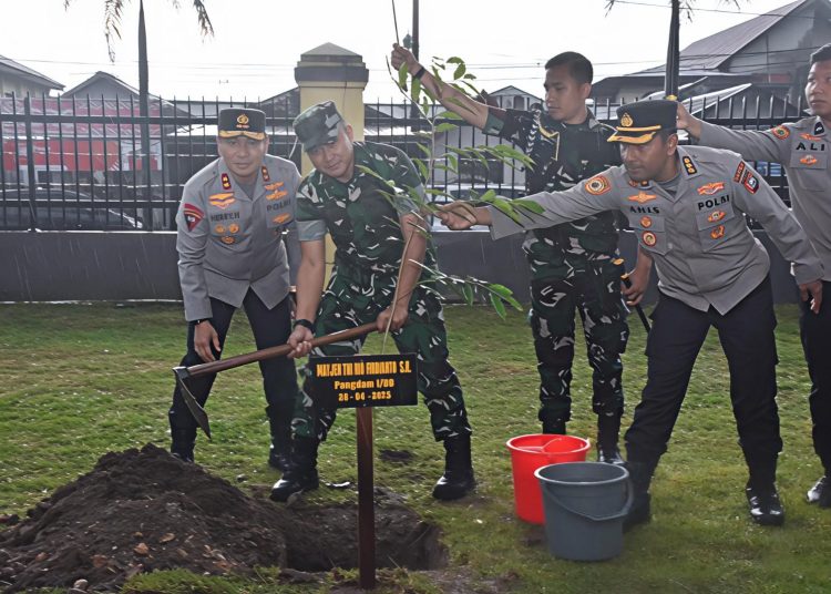 Pangdam I/BB,  Mayjen TNI Rio Firdianto (tengah) bersama Kapolda Riau  Irjen Pol Herry Heryawan  (kiri) menanam pohna pohon gaharu di Mapolda Riau.(Satunusantara news/HO-Pendam I/BB).