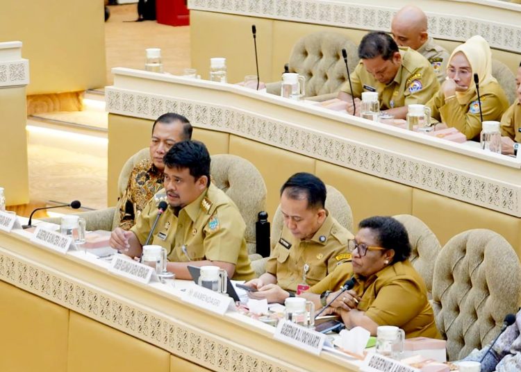 Gubernur Sumut, Bobby Nasution (nomor dua kiri) saat mengikuti RDP bersama Komisi II DPR, Kemendagri beserta 12 Gubernur dari berbagai provinsi di Indonesia  di Ruang Rapat Komisi II DPR RI, Jakarta.(Satunusantara news/HO-Diskominfo Sumut).