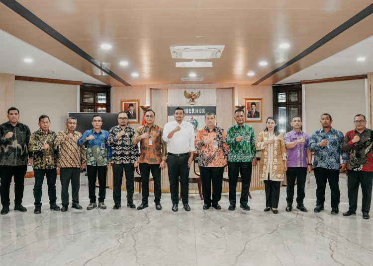 Kakanwil Ditjen Imigrasi Sumut, Teodorus Simarmata (enam dari kanan) saat foto bersama dengan  Gubernur Sumut, Bobby Afif Nasution (tujuh dari kanan),  usai mengadakan audensi di Kantor Gubernur.(Satunusantara news/HO-Kanwil Ditjen Imigrasi Sumut).