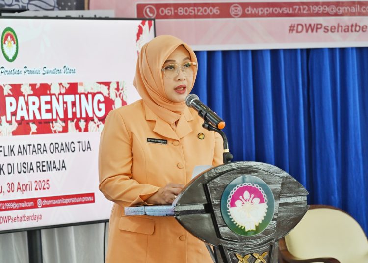 Penjabat  Ketua DWP Sumut, Yulia Effendy Pohan, saat membuka  seminar parenting dengan tema "Mengatasi Konflik Antara Orang Tua dan Anak Usia Remaja"  di Aula Lantai 2 Kantor DWP Sumut.(Satunusantara news/HO-Diskominfo Sumut).