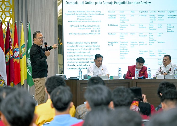 Plt Kepala Dinas Kominfo Sumut, Porman Mahulae (kiri) saat menyampaikan makalah judi dalam dialog publik yang digelar DPD IMM Sumut.(Satunusantara news/HO-Diskominfo Sumut).