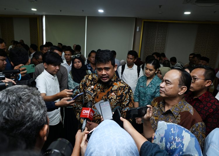 Gubernur Sumut, Bobby Nasution (tengah) saat diwawancarai wartawan.(Satunusantara news/HO-Diskominfo Sumut).