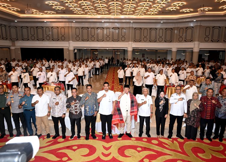 Menteri ATR/BPN) Nusron Wahid (pakai ulos) bersama Gubernur Sumut,  Bobby Nasution (enam kanan) foto bersama dengan peserta undangan rapat koordinasi tentang penyelesaian masalah pertanahan di Sumut, di Aula Raja Inal Siregar, Kantor Gubernur Sumut.(Satunusantara news/HO-Diskominfo Sumut).